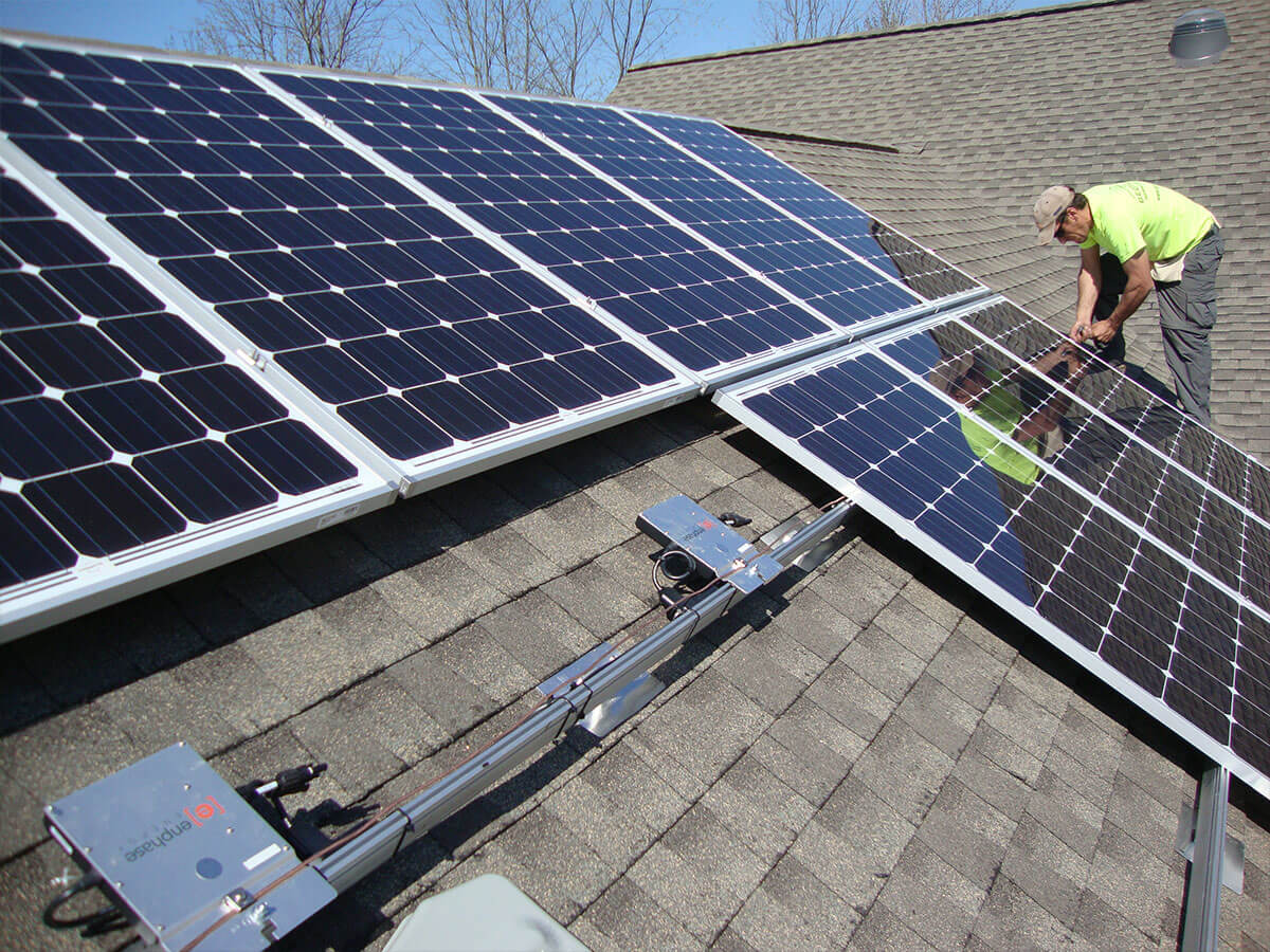 Số tấm pin năng lượng mặt trời lắp trên mái nhà là bao nhiêu